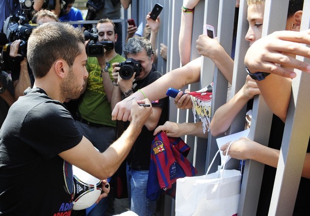 Jordi Alba ký tặng các Culé